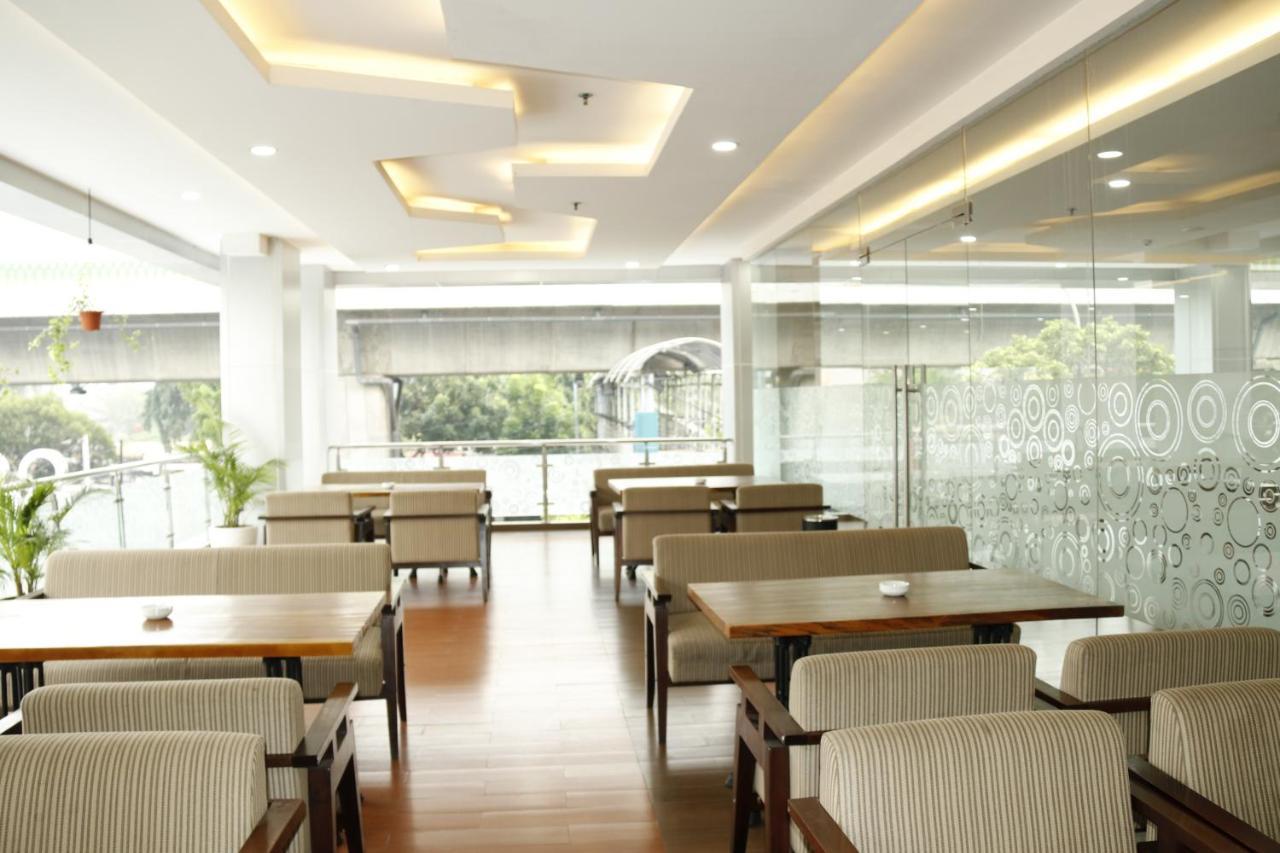 Terraz Tree Hotel Джакарта Екстериор снимка